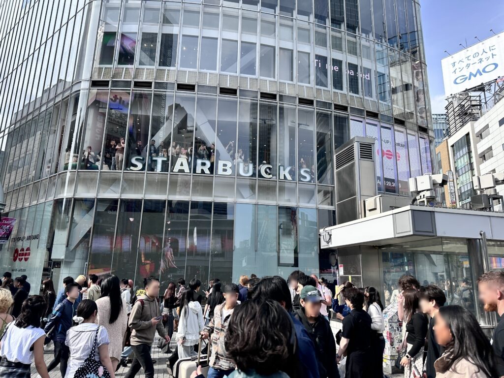 いつも人が多い渋谷スクランブル交差点前
